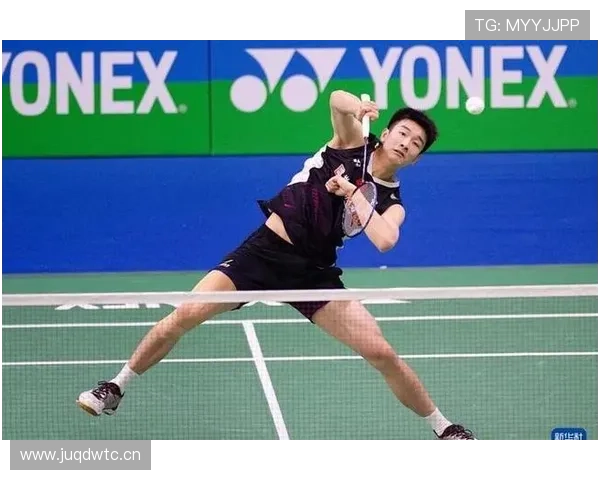 李诗沣下飞机那一刻随身包比我家衣柜还讲究，真是外场邻家小孩，行李像明星生活照