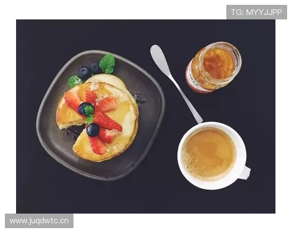 看山口茜的早餐照，刀叉摆得像五星，心态崩了